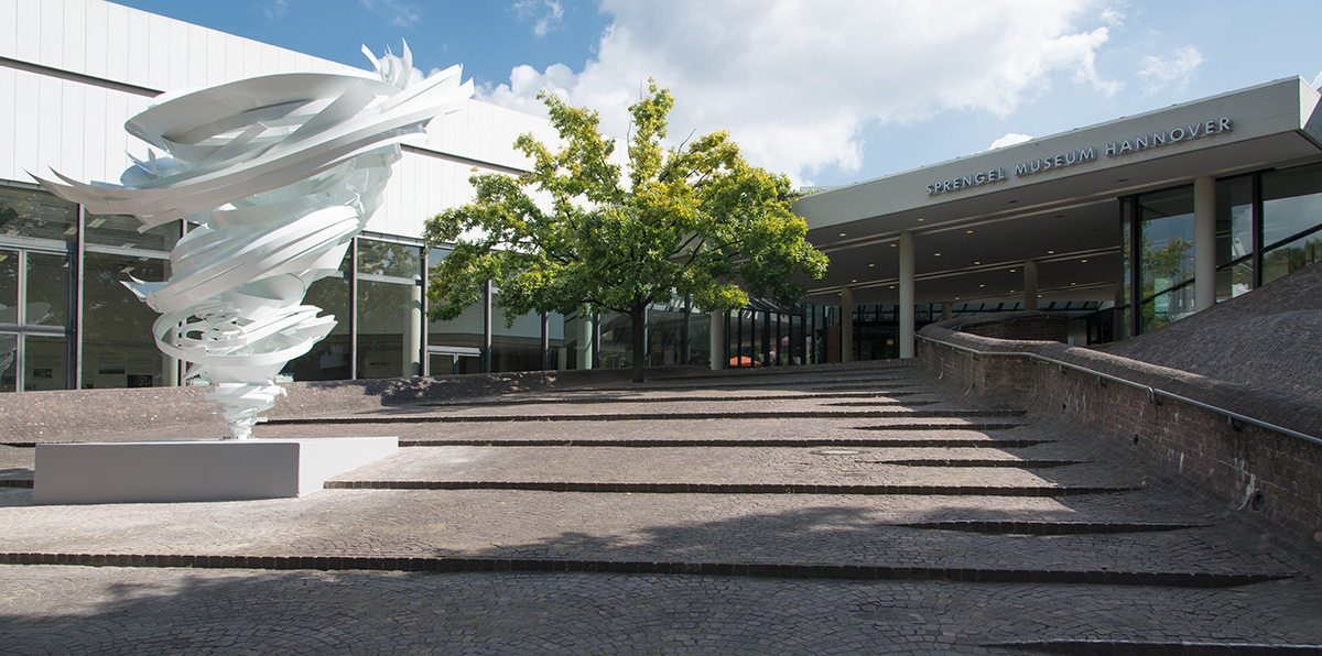 02_Eingang-SprengelMuseumHannover2-mit-Aycock