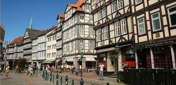Blick auf die Altstadt von Hannover mit Fachwerkhaeusern, Restaurants und Laeden